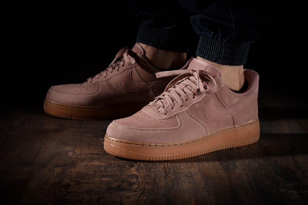 NIKE AIR FORCE 1 '07 LV8 SUEDE PARTICLE