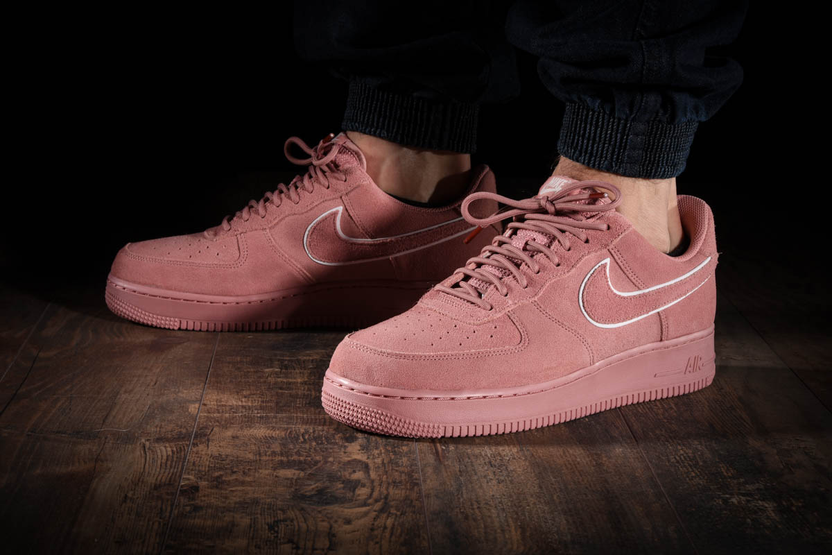 NIKE AIR FORCE 1 07 LV8 SUEDE RED STARDUST pour 100 00 kicksmaniac