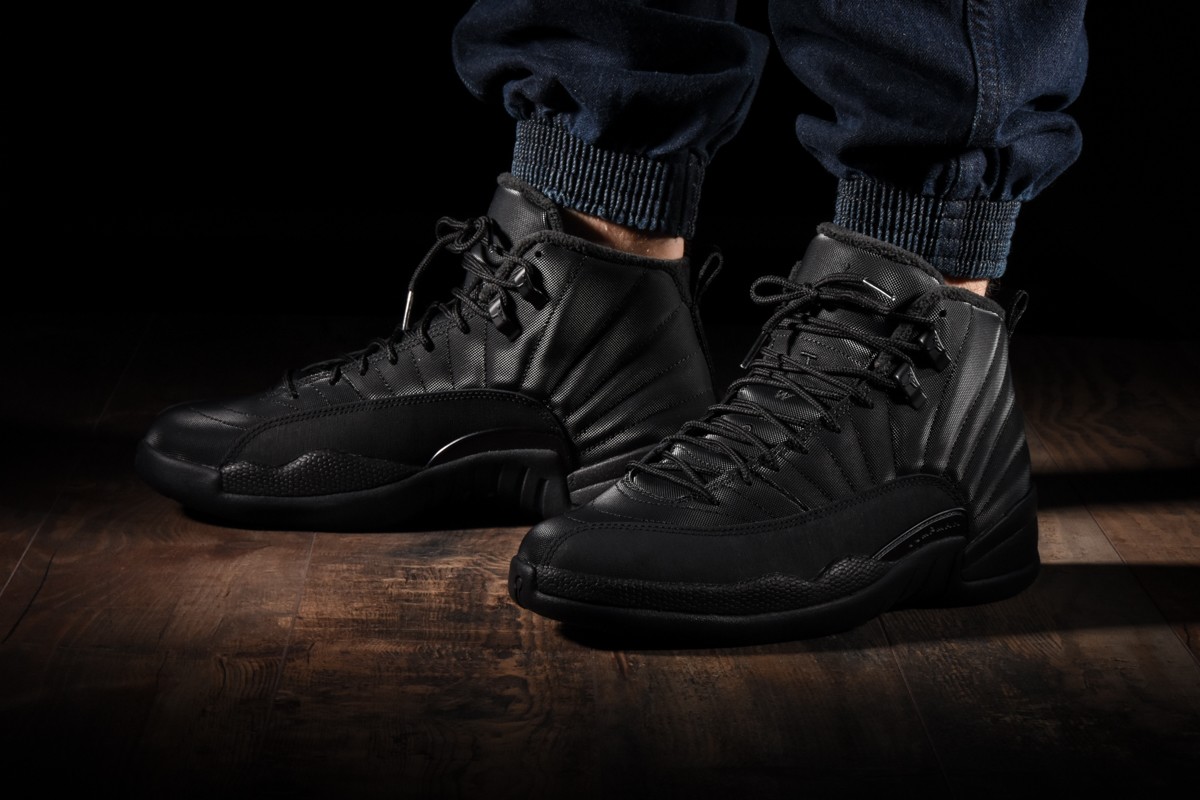 Jordan 12 winterized store black shirt