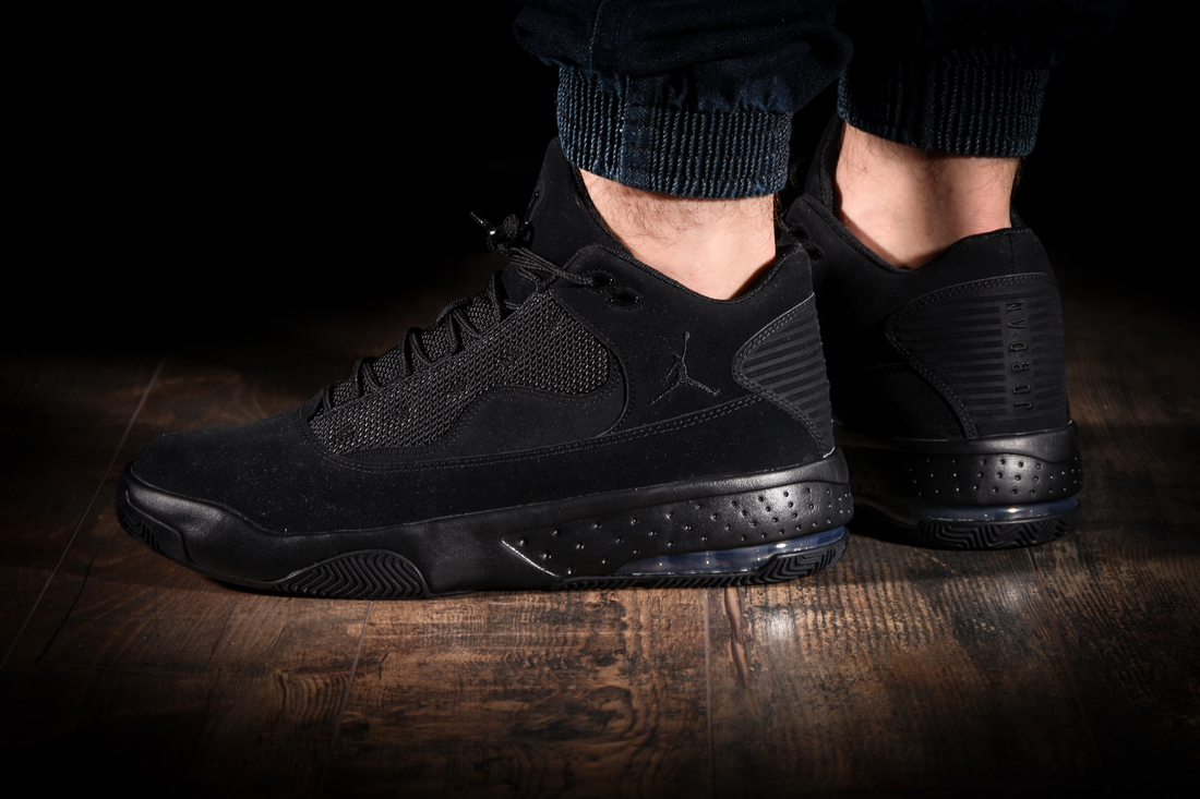 nike air jordan max aura 2 triple black