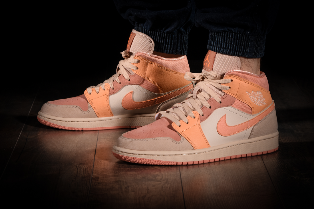 NIKE AIR JORDAN 1 RETRO MID SE WMNS APRICOT