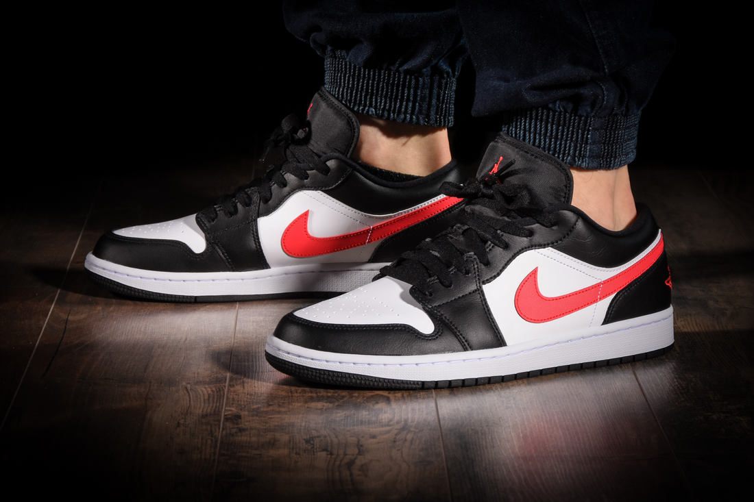 NIKE AIR JORDAN 1 RETRO LOW SE WMNS BLACK SIREN RED